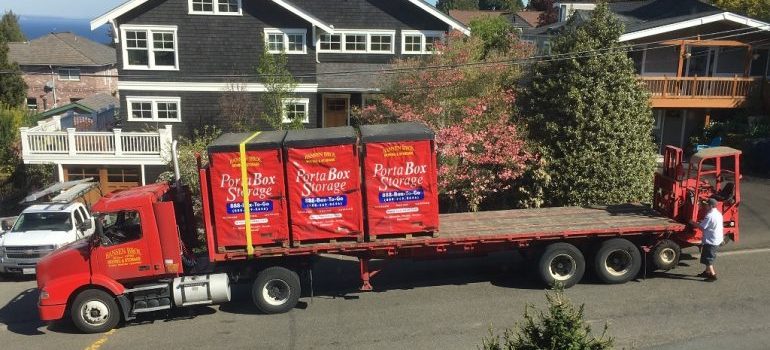 Renting moving trucks vs renting storage containers