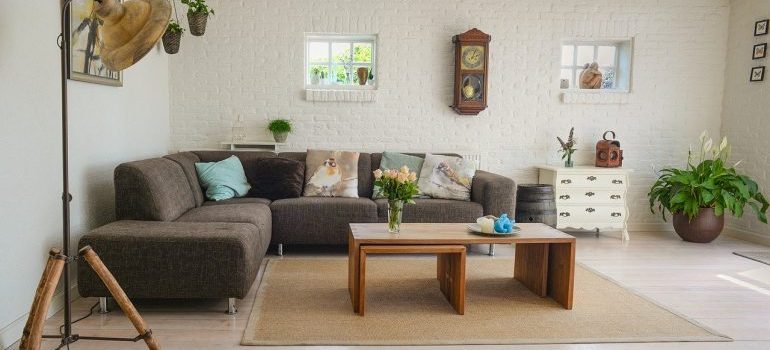 A living room and its contents that are to be store in Kirkland self-storage.