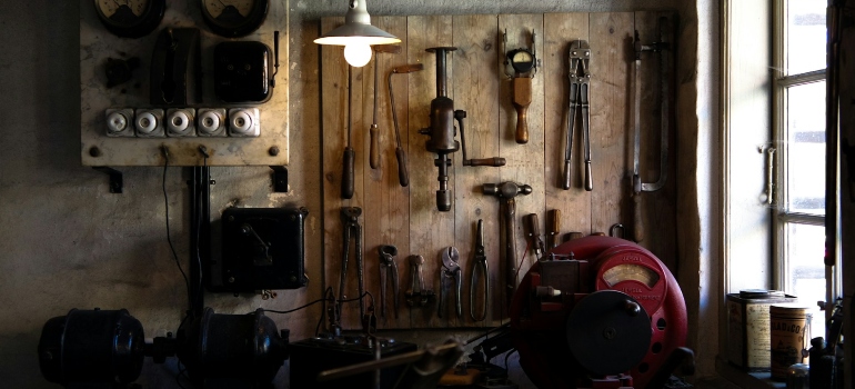 Example of storing power tools in a shed