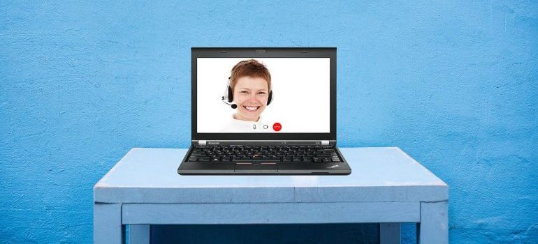 A person getting virtual self-storage estimates.