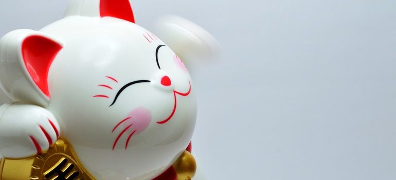 Maneki neko figurine.