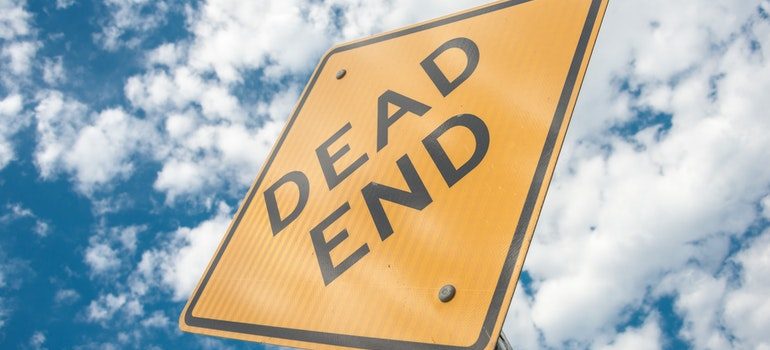 Road sign saying "dead end".