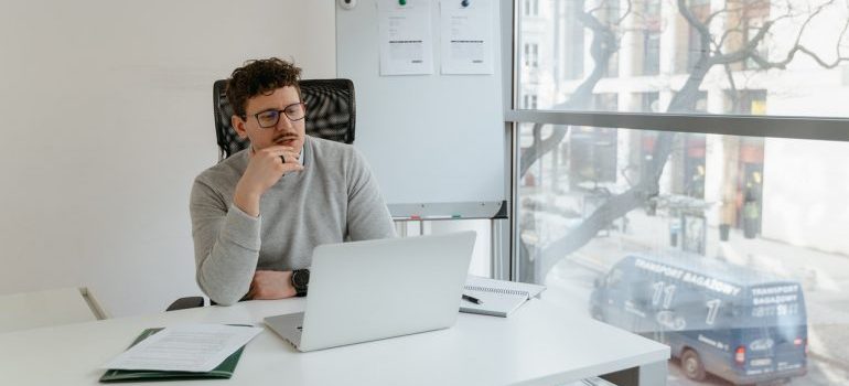 A businessman using the advantages of a minimalist office layout in Seattle to work without distractions.