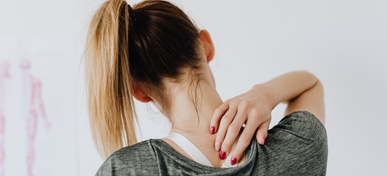 Neck pain is one of the main risks of moving by yourself