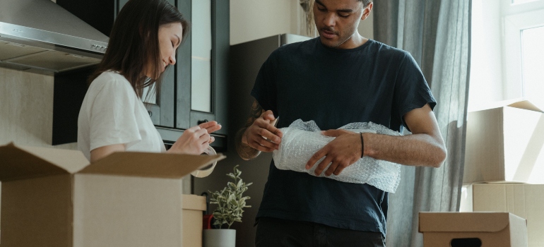 couple packing their items together as an example of how to pack your Seattle apartment in 24 hours