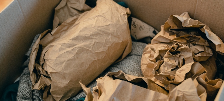 Things wrapped in recycled paper in order to move house sustainably