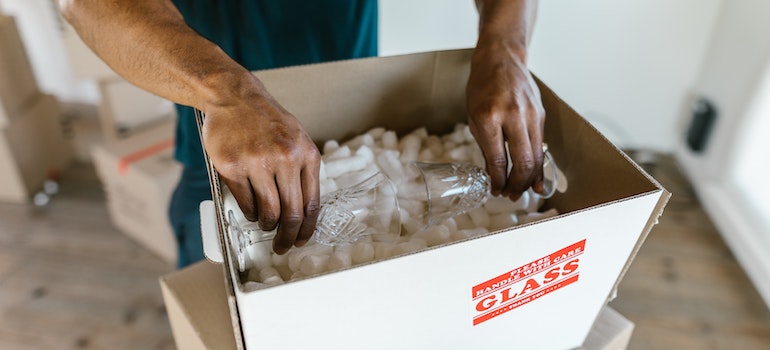 Mover packing glasses