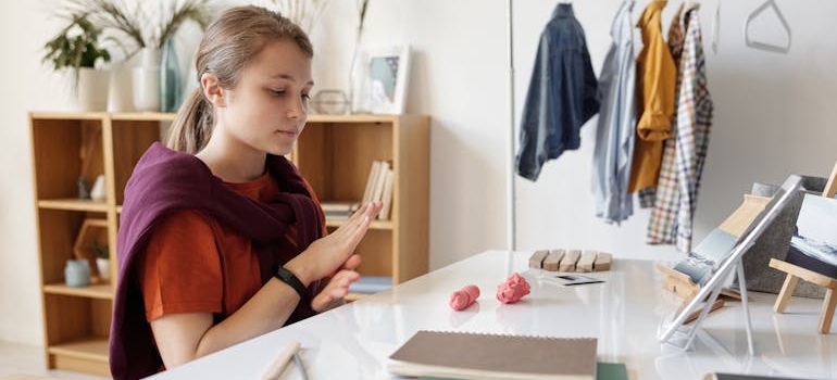 A girls sitting at her desk
